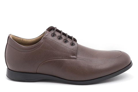 A men's dress shoe in brown pebbled vegan leather. EEE wide width. Lace up with 4 eyelets. Black sole, tan lining.